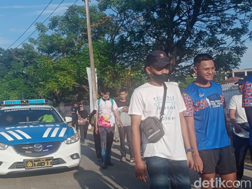Polisi Kawal Pengamanan Peserta Jalan Sehat detikSulsel di Makassar Polisi Kawal Pengamanan Peserta Jalan Sehat detikSulsel di Makassar