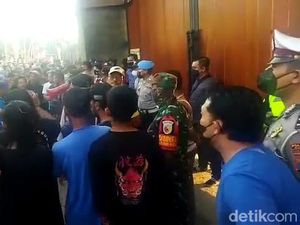 Demo Padepokan Gus Samsudin Blitar Sempat Diwarnai Saling Dorong