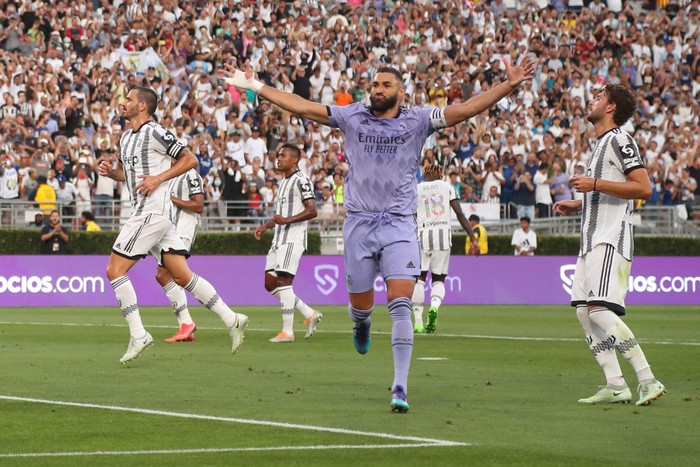 PASADENA, CA - JULY 30: Karim Benzema of Real Madrid celebrates after scoring a goal to make it 1-0 during the pre season friendly between Real Madrid and Juventus at Rose Bowl on July 30, 2022 in Pasadena, California. (Photo by James Williamson - AMA/Getty Images)