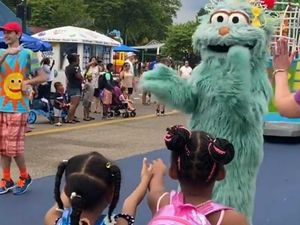 Ih Rasis! Bocah Kulit Hitam Dicuekin, Eh Giliran Kulit Putih Diajak Foto Ih Rasis! Bocah Kulit Hitam Dicuekin, Eh Giliran Kulit Putih Diajak Foto