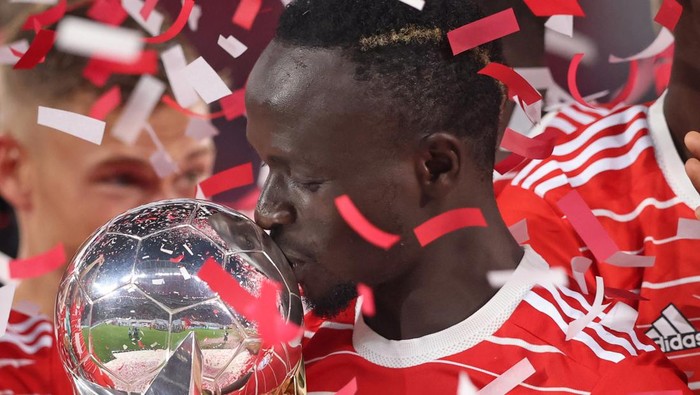 Sadio Mane LEIPZIG, GERMANY - JULY 30: Sadio Mane of Bayern Muenchen with the Supercup after the Supercup 2022 match between RB Leipzig and FC Bayern München at Red Bull Arena on July 30, 2022 in Leipzig, Germany. (Photo by Stefan Matzke - sampics/Corbis via Getty Images)