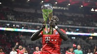 Sadio Mane juga mengangkat trofi bersama Bayern selaku klub barunya. (Foto: Getty Images/Marvin Ibo Guengoer - GES Sportf)