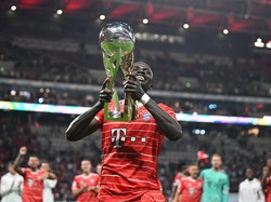 Sadio Mane juga mengangkat trofi bersama Bayern selaku klub barunya. (Foto: Getty Images/Marvin Ibo Guengoer - GES Sportf)