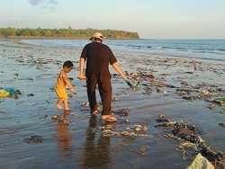 Sampah Berserakan di Pantai Banyubiru Jembrana, Pengunjung Risih