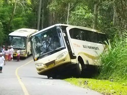 Hendak ke Pura Besakih, Bus Rombongan Meajar-ajar Terperosok