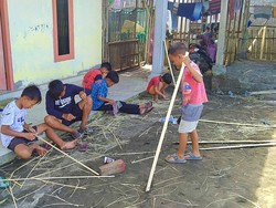 Kreatif! Anak-anak Pebuahan Jembrana Raup Cuan Bisnis Layangan