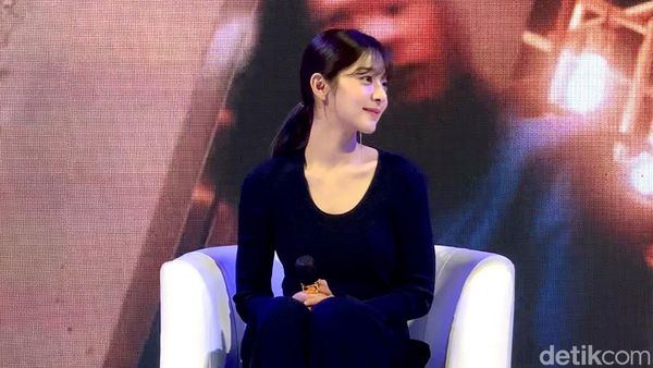 Foto: Gaya Seol In Ah Pertama Kali Datang ke Indonesia, Jadi Cewek Mamba