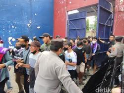 Suporter di Kediri Saling Dorong Saat Akan Masuk Stadion Brawijaya