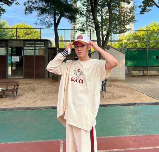 Taeyong mengaku dirinya mirip dengan karakter Howl dalam anime Howl's Moving Castle/Foto: instagram.com/taeoxo_nct Dalam sebuah fansign Taeyong mengatakan diriknya mirip dengan karakter Howl dalam sebuah film anime.