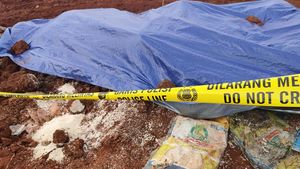 Potret Berkarung-karung Beras Kita Membusuk Dikubur di Depok