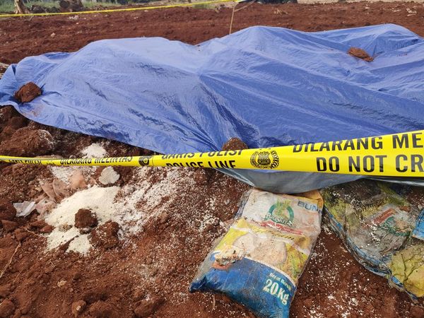 Potret Berkarung-karung Beras Kita Membusuk Dikubur di Depok