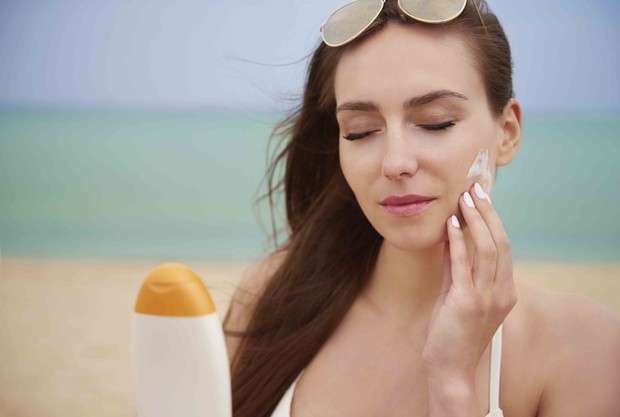 Urutan penggunaan skincare/ foto: freepik/ gpointstudio Wanita menggunakan skincare