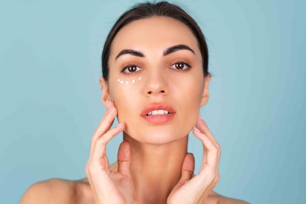 Urutan penggunaan skincare/ foto: freepik/ kroshska nastya Wanita menggunakan skincare