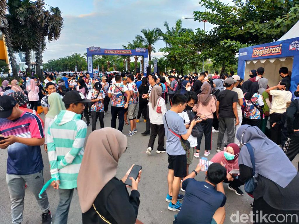 Ribuan Warga Bersiap Jalan Sehat Launching detiksulsel