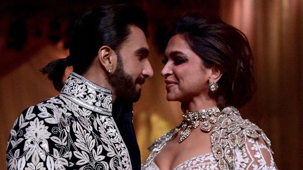 Momen Mesra Deepika Padukone Dicium Suami usai Peragaan Busana