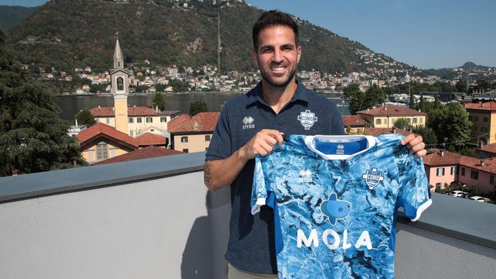 COMO, ITALY - AUGUST 01: New Como 1907 signing Cesc Fabregas poses at Hilton Lake Como on August 01, 2022 in Como, Italy. (Photo by Emilio Andreoli/Getty Images)
