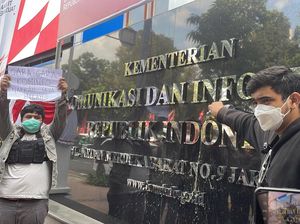 Protes Aturan PSE, Blok Politik Pelajar Siram Air Pipis ke Kominfo Protes Aturan PSE, Blok Politik Pelajar Siram Air Pipis ke Kominfo