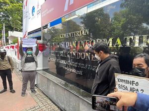 Aksi Siram Air Pipis di Kantor Kominfo Buntut Pemblokiran PayPal Cs