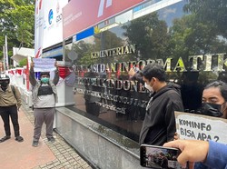 Aksi Siram Air Pipis di Kantor Kominfo Buntut Pemblokiran PayPal Cs