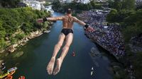 Aksi Menantang Nyali dari Jembatan Tua di Bosnia