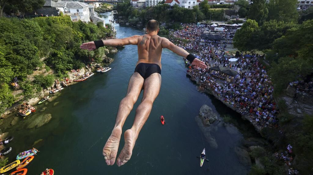 Aksi Menantang Nyali dari Jembatan Tua di Bosnia
