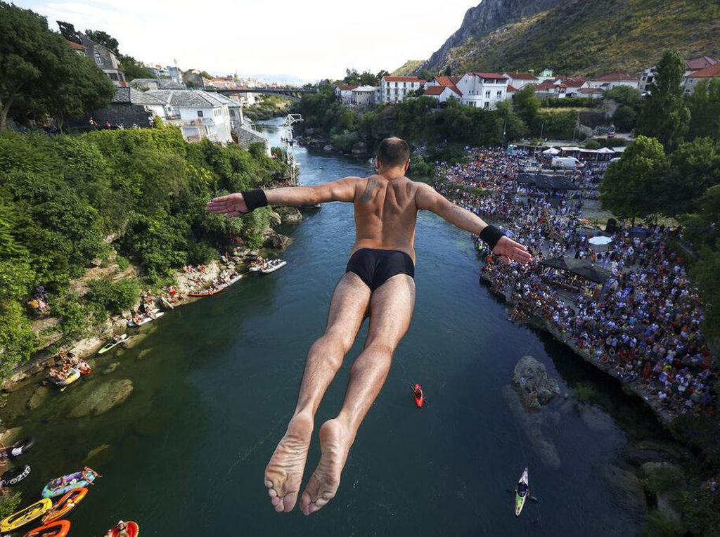 Aksi Menantang Nyali dari Jembatan Tua di Bosnia Aksi Menantang Nyali dari Jembatan Tua di Bosnia