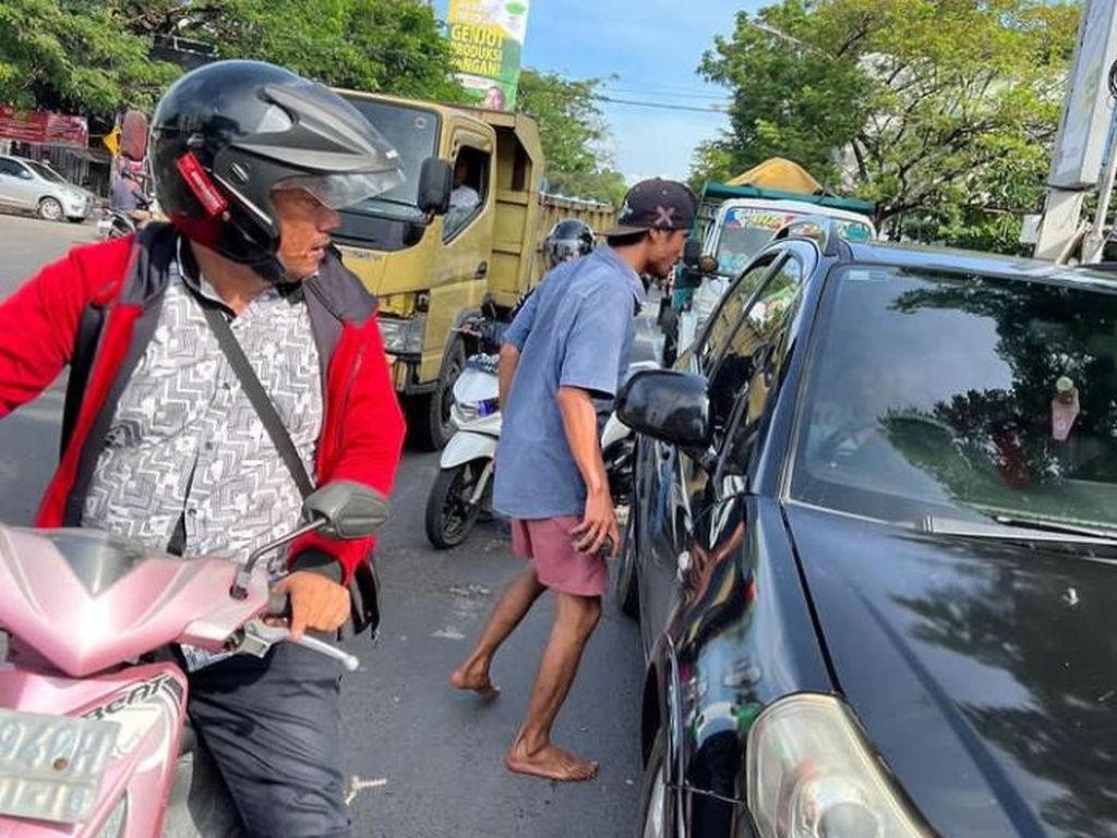 Viral Pak Ogah di Makassar Cekcok dengan Pemobil, Polisi Janji Bertindak