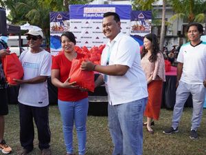 ATLAS Beach Fest Bagikan 380 Paket Sembako ke Warga Desa Tibuneneng