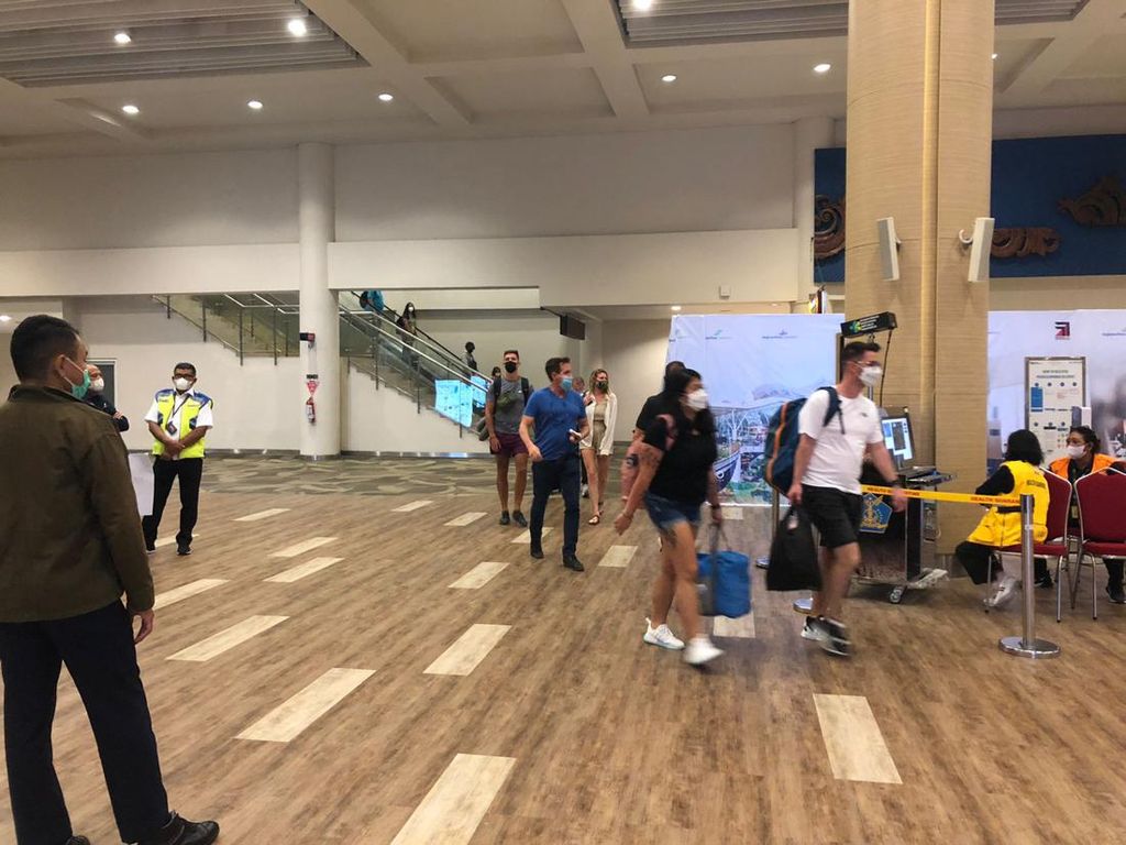 Lagi! Server di Bandara Ngurah Rai Down, Antrean Penumpang Mengular