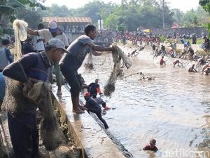 Warga Purworejo Tumpah Ruah Berburu Ikan di Acara Bersih Sungai Warga Purworejo Tumpah Ruah Berburu Ikan di Acara Bersih Sungai