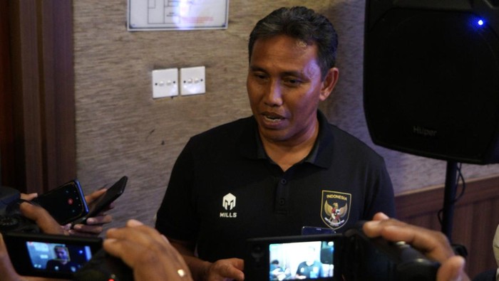 Pelatih Timnas Indonesia U-16 Bima Sakti menjawab pertanyaan wartawan usai jumpa pers jelang Piala AFF U-16 2022 di Sleman, D.I Yogyakarta, Sabtu (30/7/2022). Dalam laga Piala AFF U-16 yang akan dilaksanakan di Yogyakarta pada 31 Juli 2022 - 13 Agustus 2022 mendatang, Bima Sakti telah memilih 28 pemain untuk mewakili Timnas Indonesia U-16. ANTARA FOTO/Andreas Fitri Atmoko/rwa.