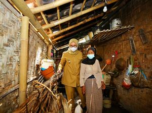 Kunjungi Lansia Sebatang Kara, Bupati Ipuk: Kolaborasi Bantu Warga Miskin