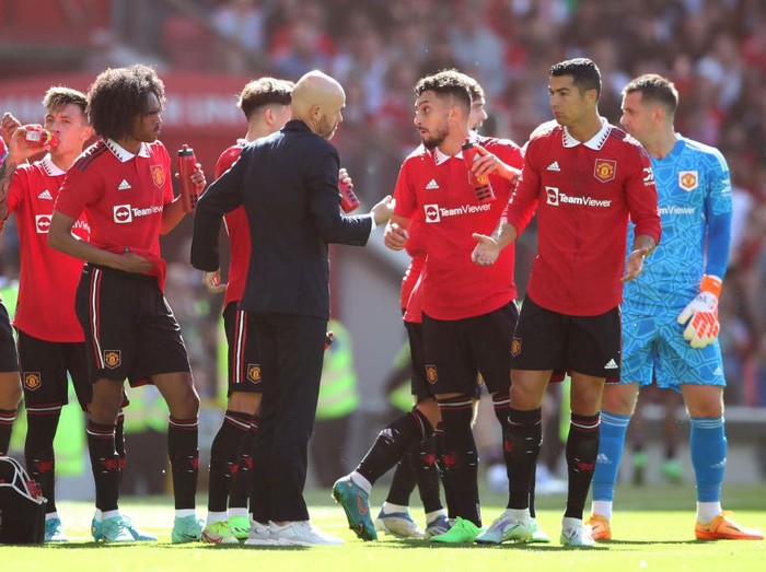 MANCHESTER, ENGLAND - JULY 31: Manchester United manager Erik ten Hag chats with Christiano Ronaldo of Manchester United during the Pre-Season Friendly match between Manchester United and Rayo Vallecano at Old Trafford on July 31, 2022 in Manchester, England. (Photo by Jan Kruger/Getty Images)