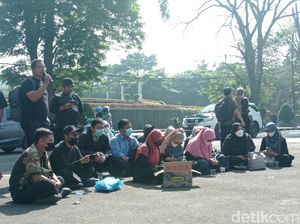 Massa Guru Honorer Minta Kepastian Lagi di Gedung Sate