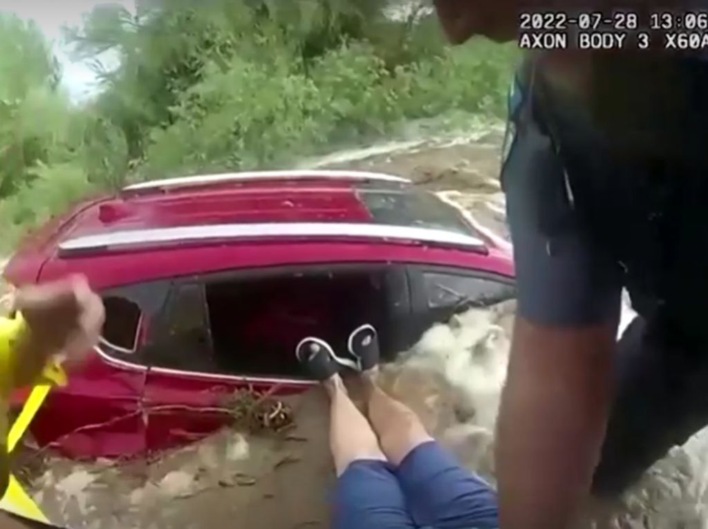 Dramatis! Penyelamatan Wanita Terjebak Banjir Arizona di Dalam Mobil Dramatis! Penyelamatan Wanita Terjebak Banjir Arizona di Dalam Mobil