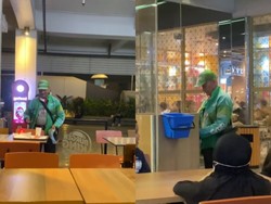 Haru! Driver Ojol Ini Bantu Bersihkan Bekas Makanan di Restoran Fast Food