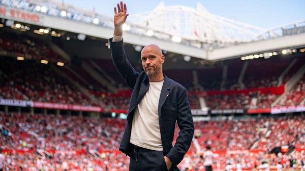 Erik ten Hag MANCHESTER, ENGLAND - JULY 31: Manchester United Head Coach / Manager Erik ten Hag waves to the crowd prior to the pre-season friendly match between Manchester United and Rayo Vallecano at Old Trafford on July 31, 2022 in Manchester, England. (Photo by Ash Donelon/Manchester United via Getty Images)