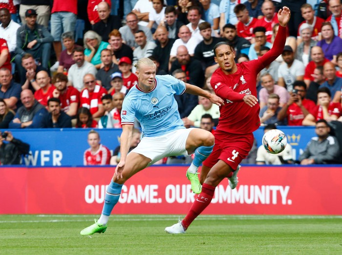 Leicester, United Kingdom - JULY 30 : Manchester Citys Erling Haaland and Liverpools Virgil van Dijk during The FA Community Shield match between Manchester City against Liverpool at King Power Stadium, on 30th July , 2022 at Leicester, United Kingdom.   (Photo by Kieran Galvin/DeFodi Images via Getty Images)