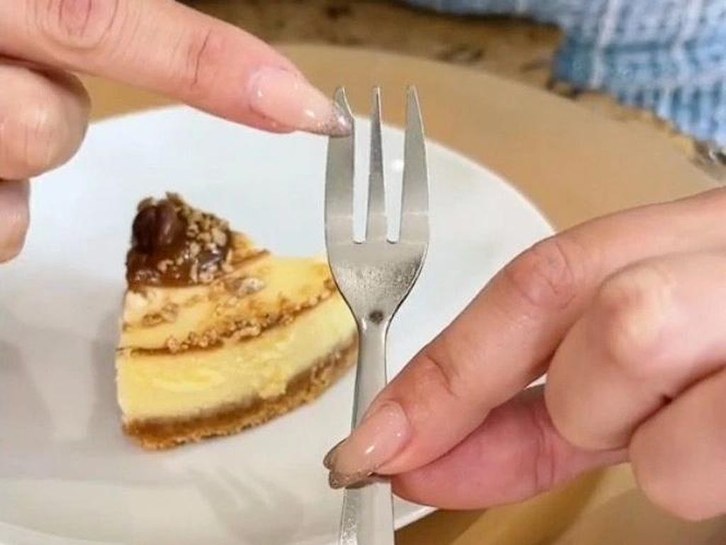 Cara Makan Kue Menurut Ahli Etiket, Beda Jenis Beda Caranya!