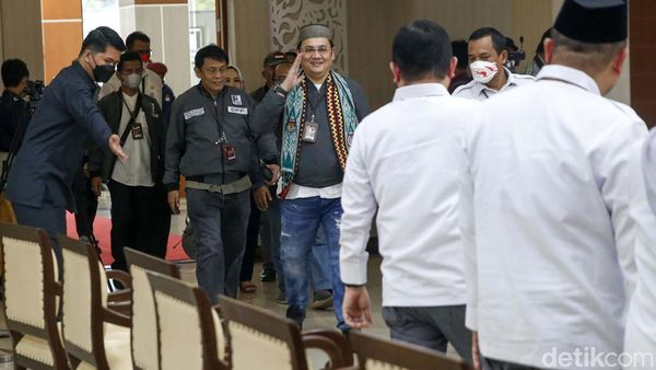 Ekspresi Farhat Abbas Saat Daftarkan Partai Pandai ke KPU