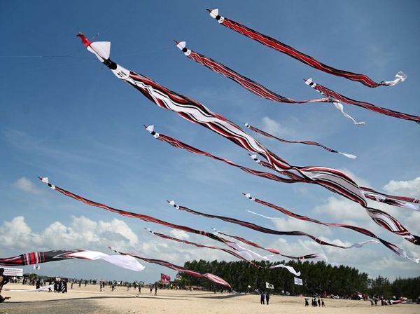 Yang Besar dan Panjang Ada di Festival Layangan Sanur, Bali