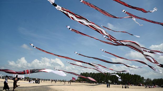 Festival Layang- Layang Meriahkan Langit Pantai Mertasari Sanur People fly their kites during the Kite Festival at Mertasari beach in Sanur on the Indonesian resort island of Bali on July 31, 2022. (Photo by SONNY TUMBELAKA / AFP)