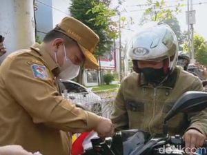 Sambut HUT RI, Gubernur Jambi Bagi-bagi Bendera Merah Putih Sambut HUT RI, Gubernur Jambi Bagi-bagi Bendera Merah Putih