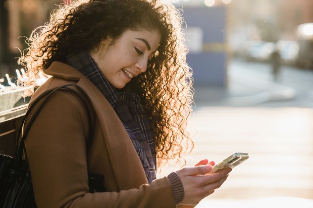 Ilustrasi interaksi dengan media sosial