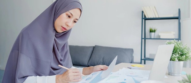 Ilustrasi perempuan yang sedang memahami materi