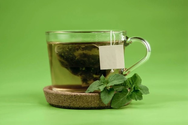 Ilustrasi teh hijau dan daun mint