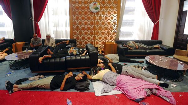 Kuasai Parlemen Irak, Pendemo Lelah dan Tidur di Lantai, Nih Fotonya