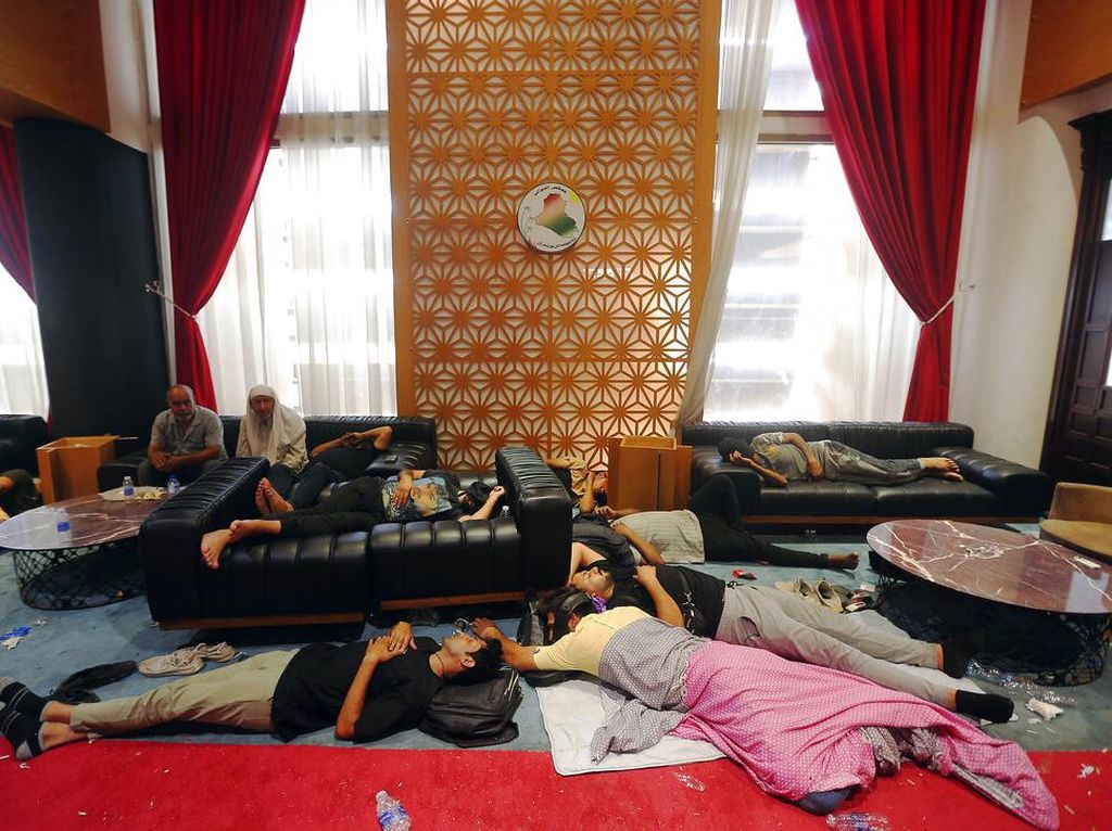 Kuasai Parlemen Irak, Pendemo Lelah dan Tidur di Lantai, Nih Fotonya