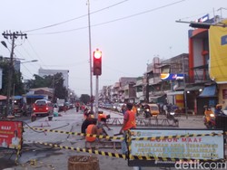 Hore! Jalan Rusak Depan Pajak Sukaramai Medan Mulai Diperbaiki