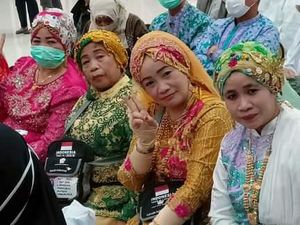 Tiba di Tanah Air, Jemaah Haji asal Bone Berpakaian Terang-Penuh Perhiasan Tiba di Tanah Air, Jemaah Haji asal Bone Berpakaian Terang-Penuh Perhiasan